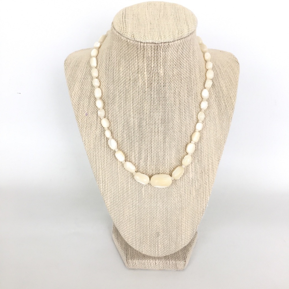 Vintage Mother Of Pearl Necklace Graduated Beads 17” Collar Length White